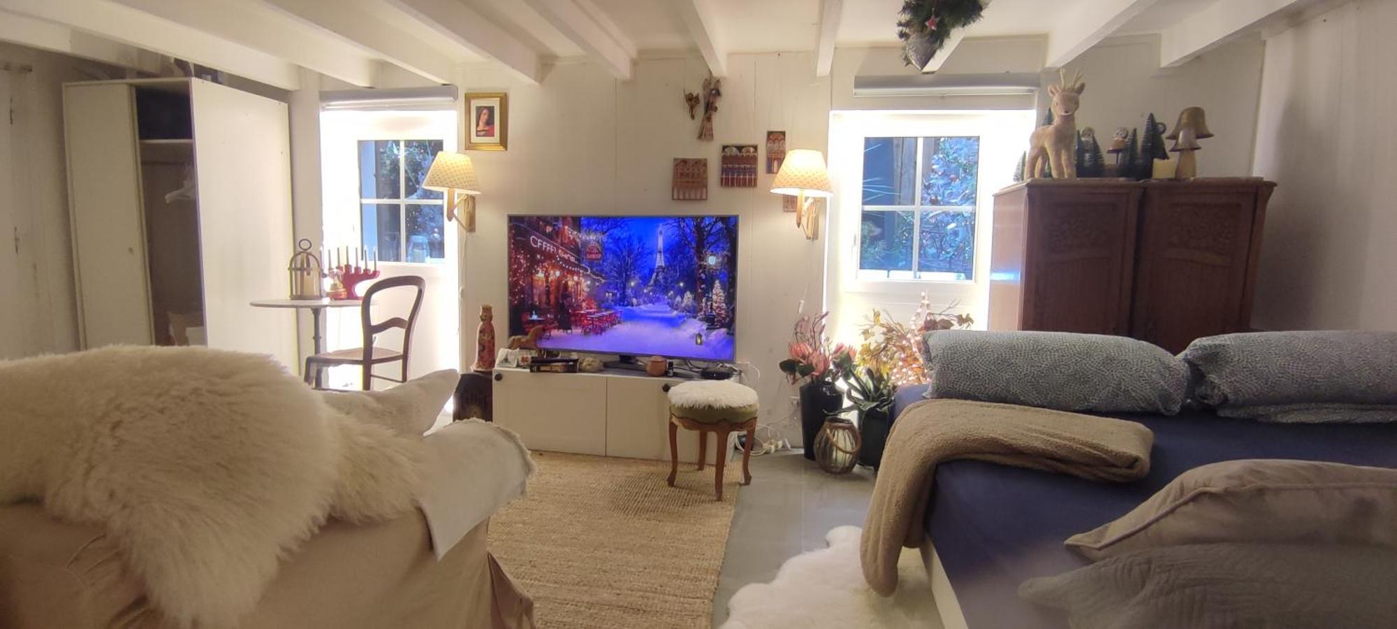 Authentic House 2 Maisons 1 Ideale Pour Groupes, Capacite 30 Personnes Holiday home Paris