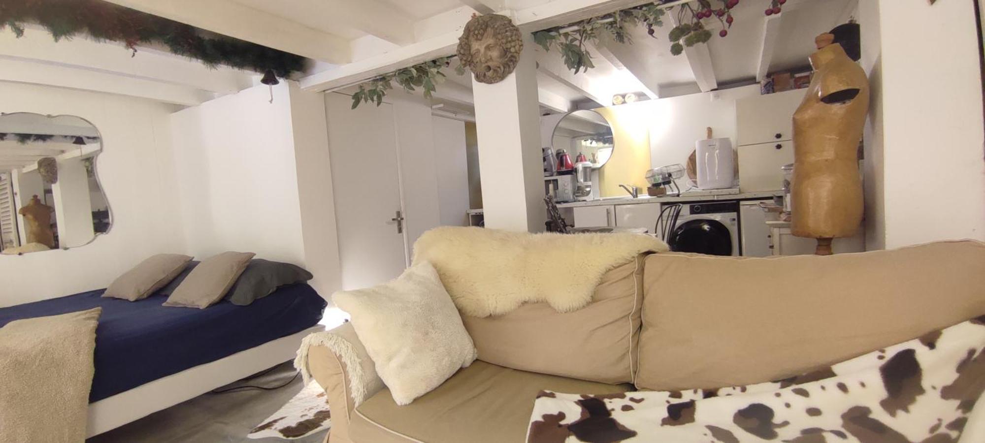 Authentic House 2 Maisons 1 Ideale Pour Groupes, Capacite 30 Personnes Holiday home Paris