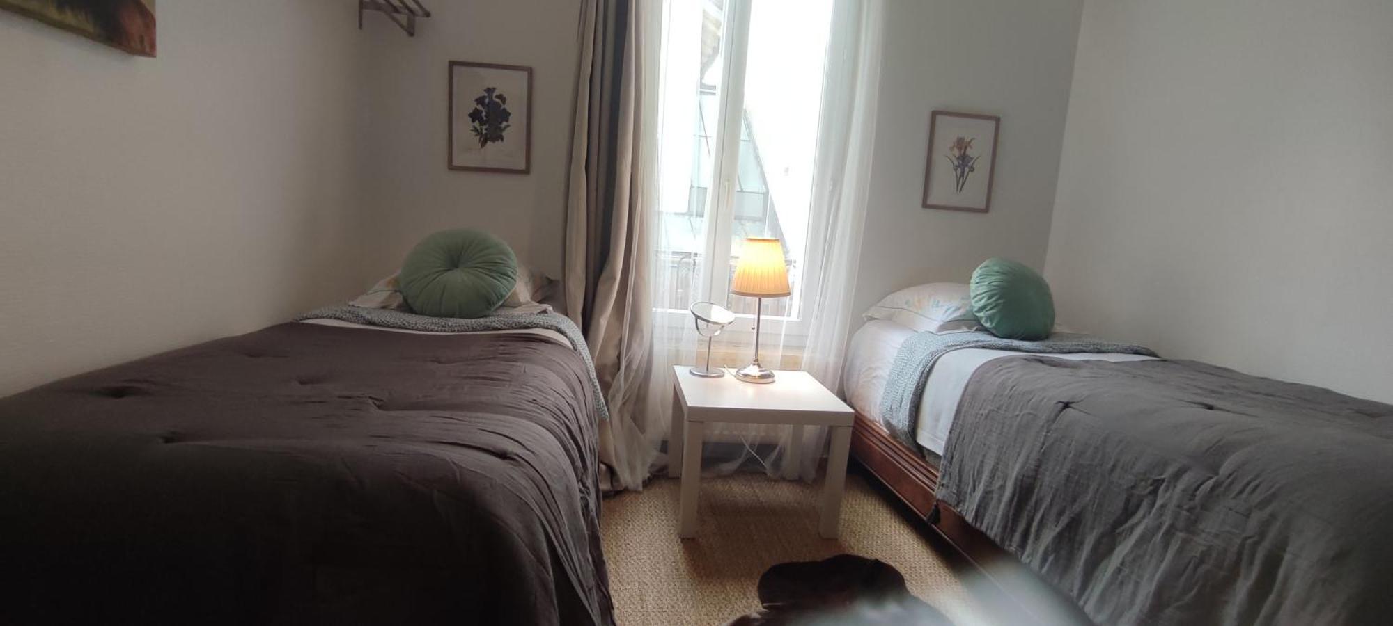 Authentic House 2 Maisons 1 Ideale Pour Groupes, Capacite 30 Personnes Holiday home Paris